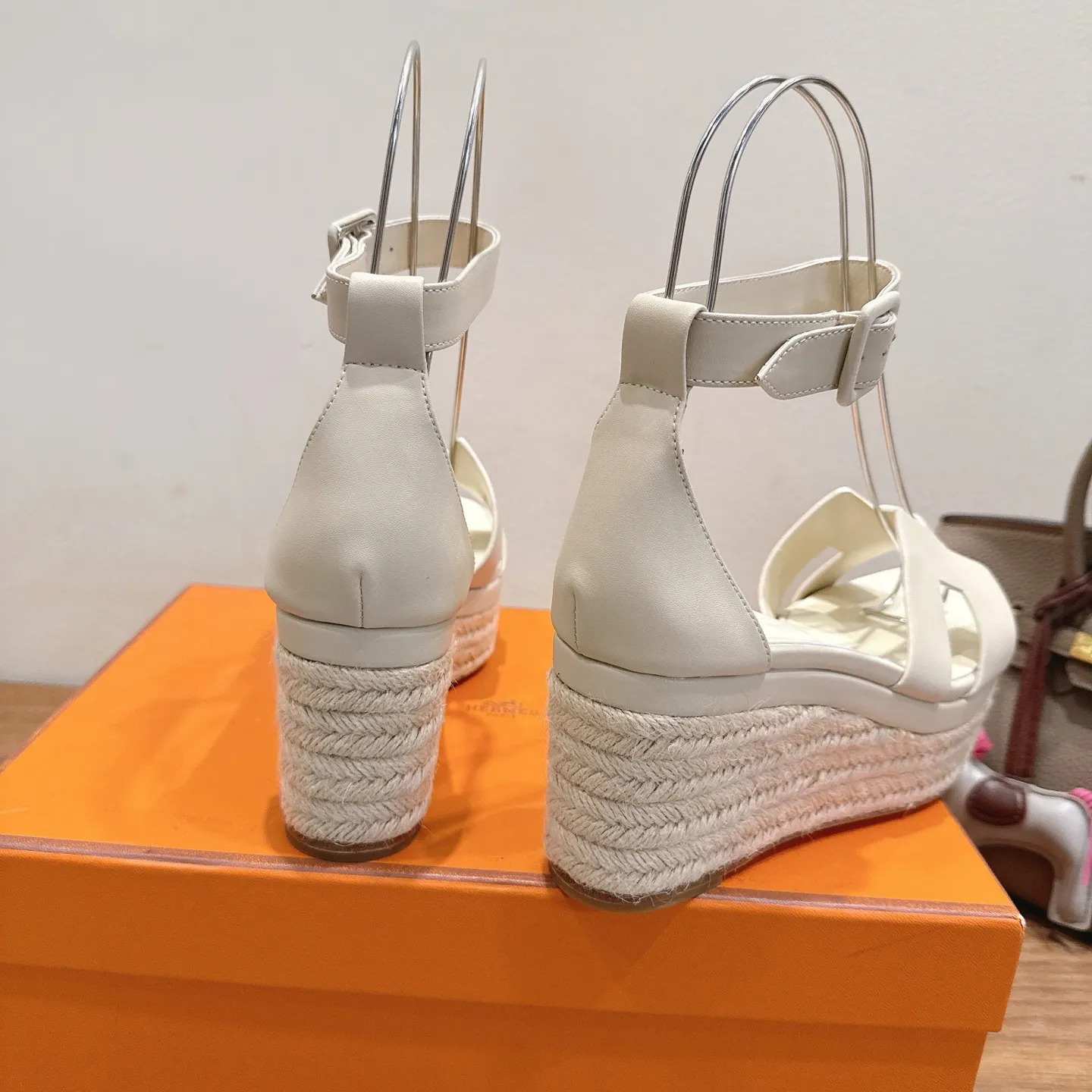 👟👟Ex-factory price 720👟👟 Hermes... a Eclair 2025 new color + popular series, the version is super positive, with a certain thickness, which makes the legs longer! Breathable, comfortable calfskin, spring and summer color matching, this item is both beautiful and comfortable! Channel supply code size: 35-39 can be ordered as 40.41 with airplane box ➕20